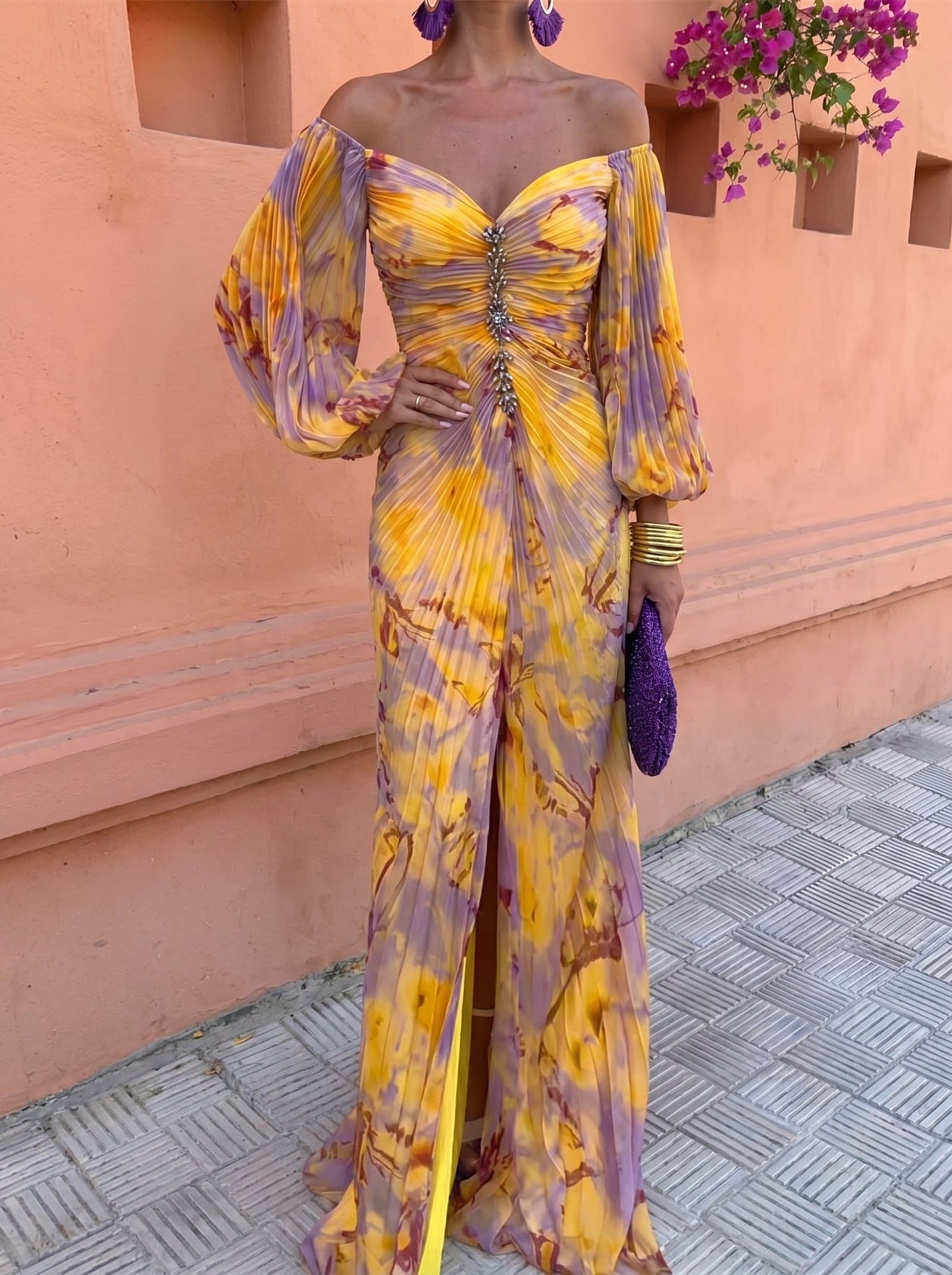 Kristin — Elegantna Haljina s Dubokim Izrezom